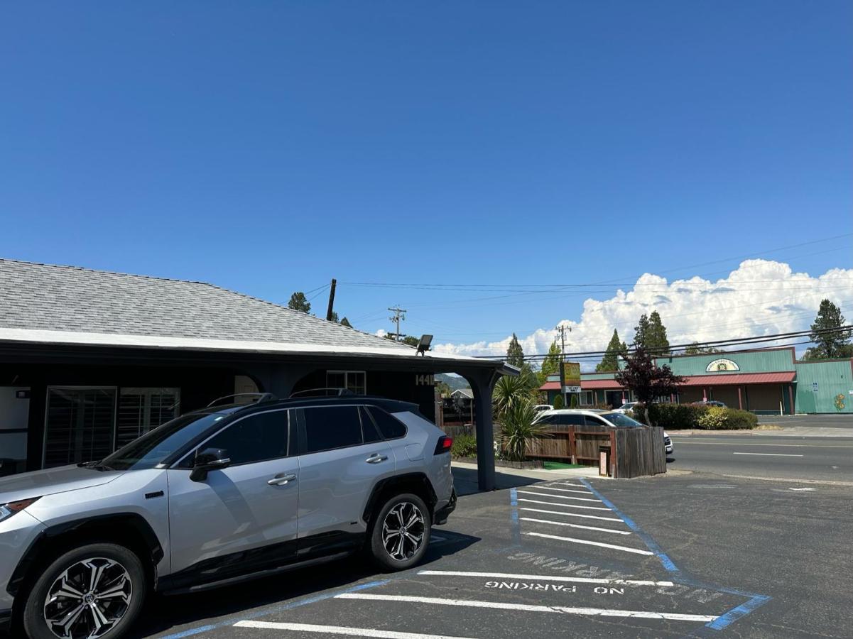 Western Village Inn Willits Bagian luar foto